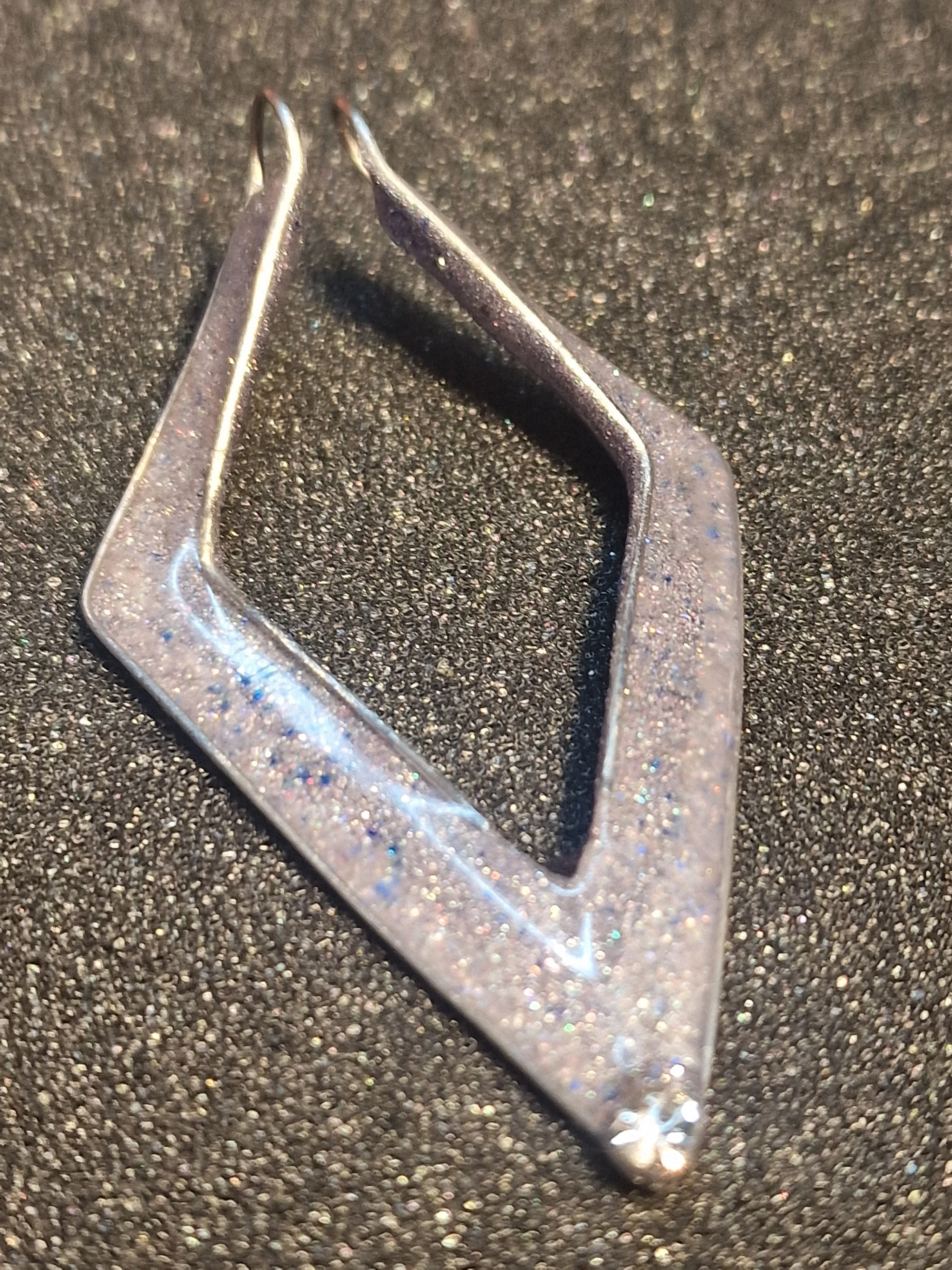 Chevron Ring-Holder Pendant — Holo Sparkle & UV Blue Glow – Handmade by MakiArt (Swiss-made)