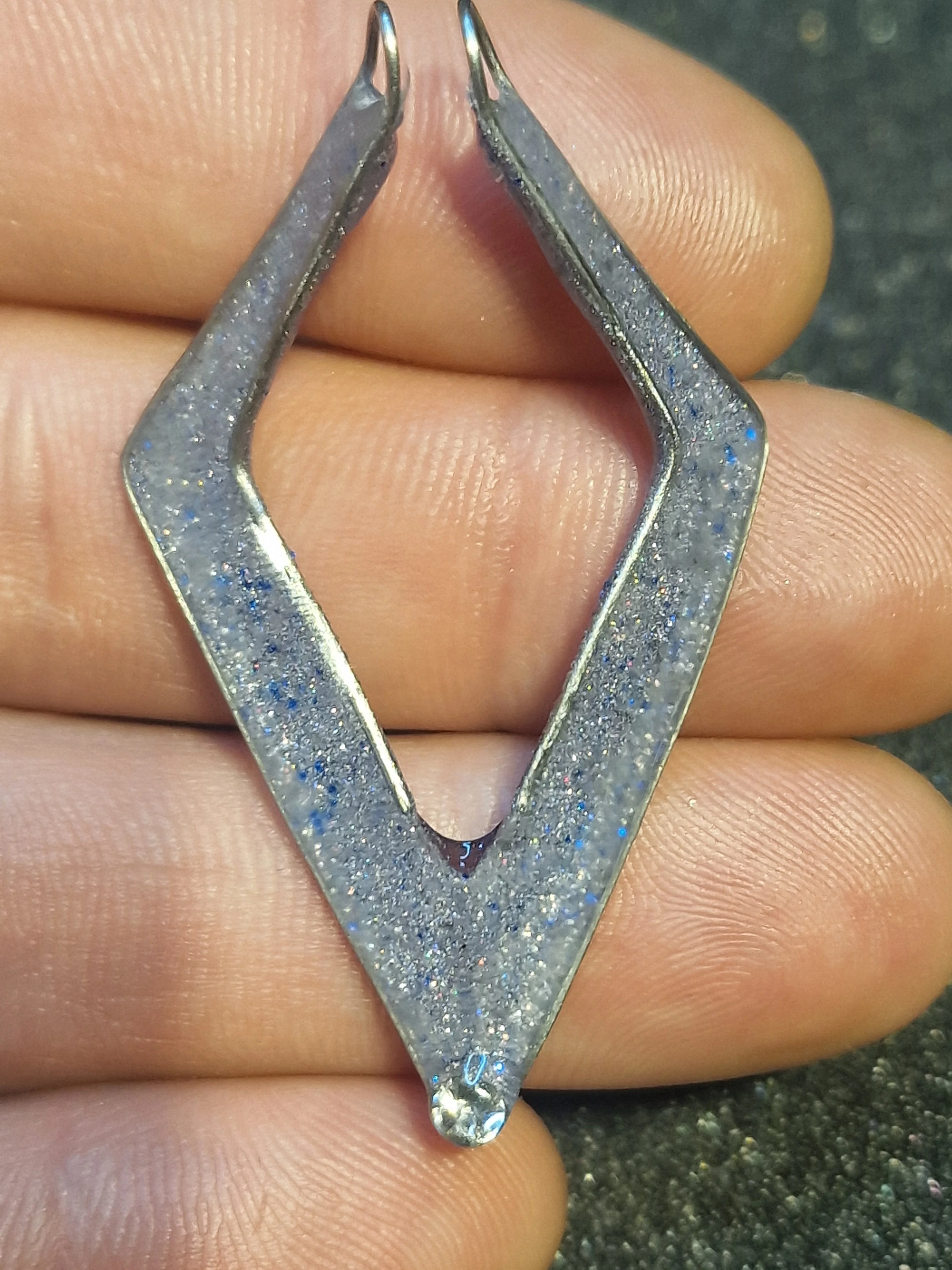 Chevron Ring-Holder Pendant — Holo Sparkle & UV Blue Glow – Handmade by MakiArt (Swiss-made) 4