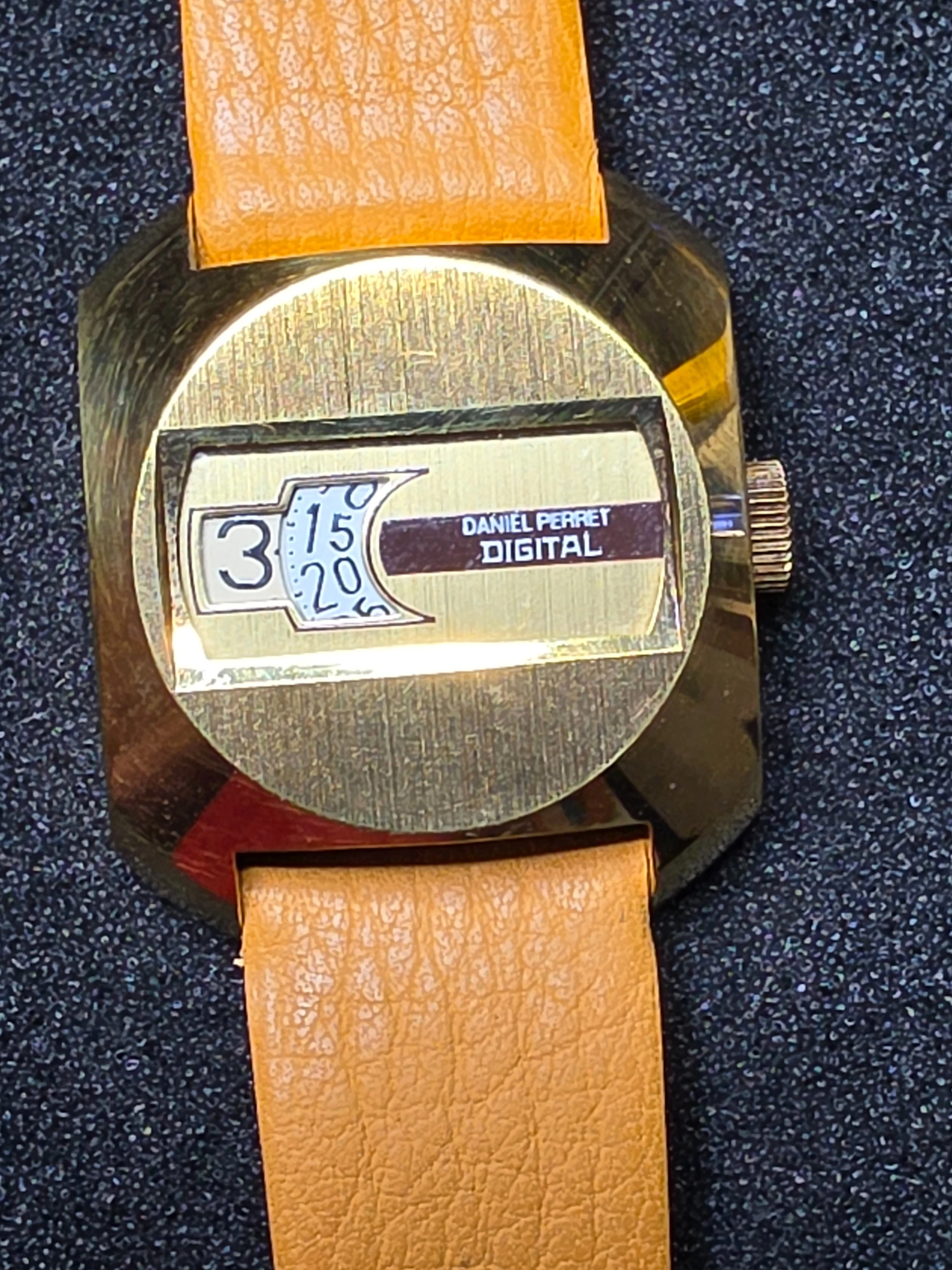 Daniel Perret Digital – 1960 – NOS – Gold-Plated Case 1