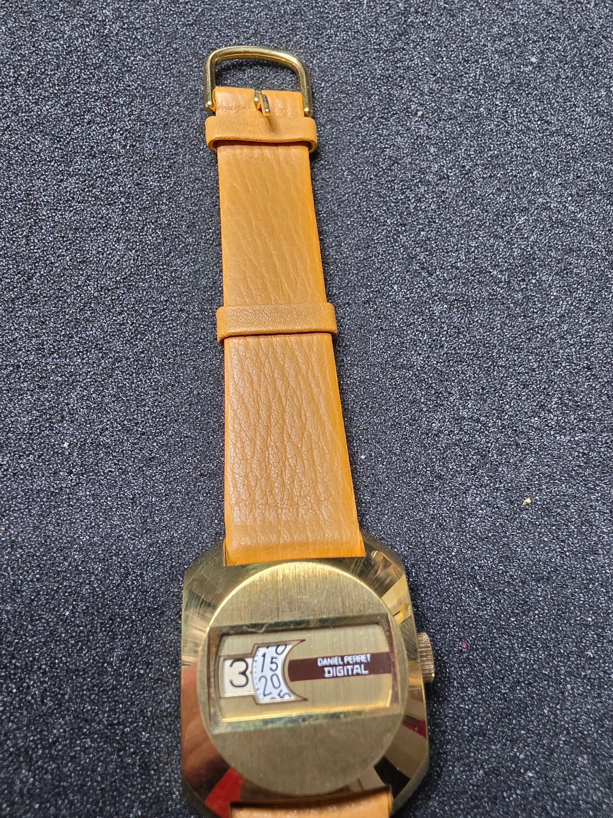 Daniel Perret Digital – 1960 – NOS – Gold-Plated Case 6