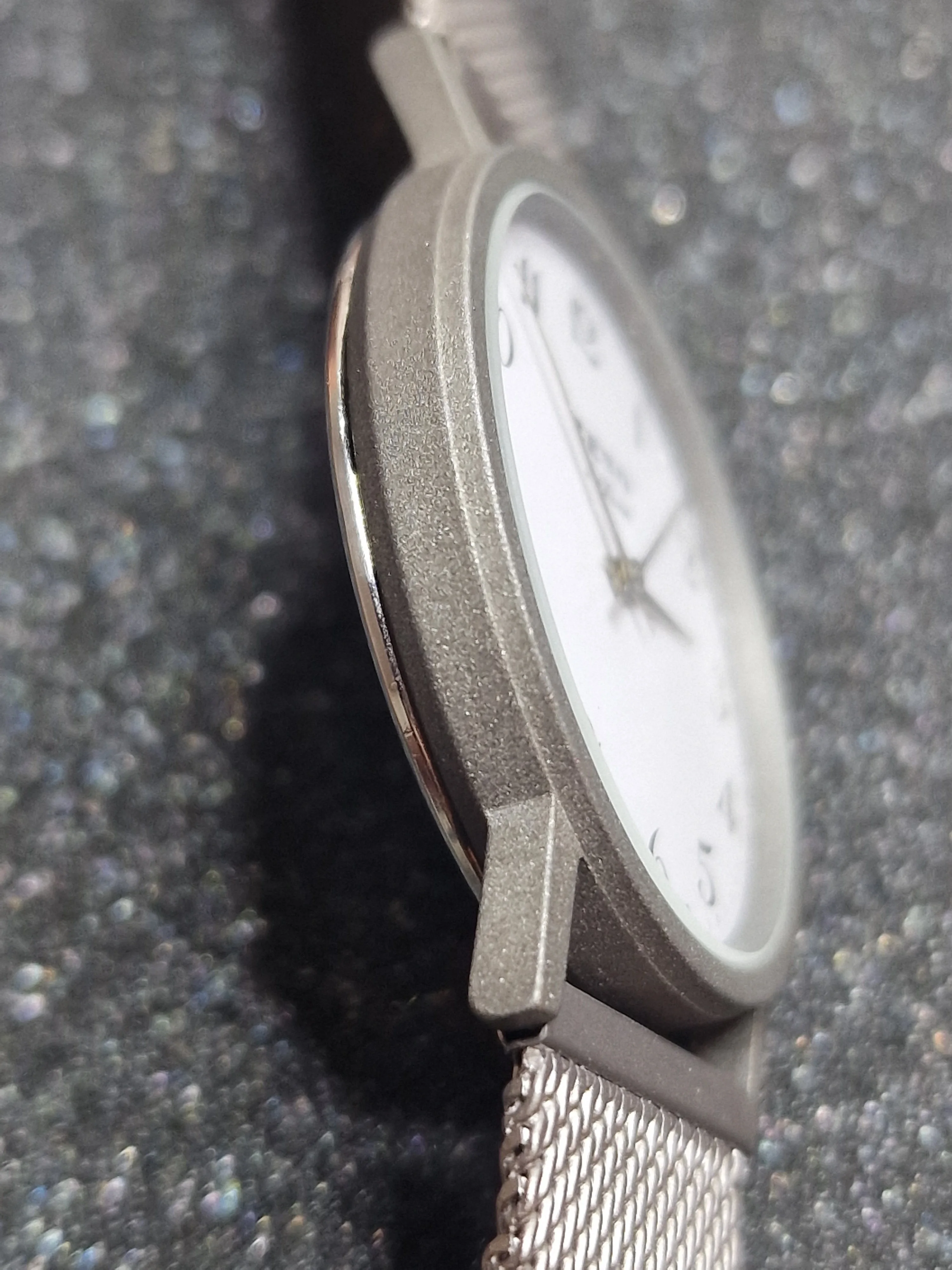 New Ultra-Slim ZENO De Luxe Watch – Quartz, 33mm, Elegant & Sporty 4