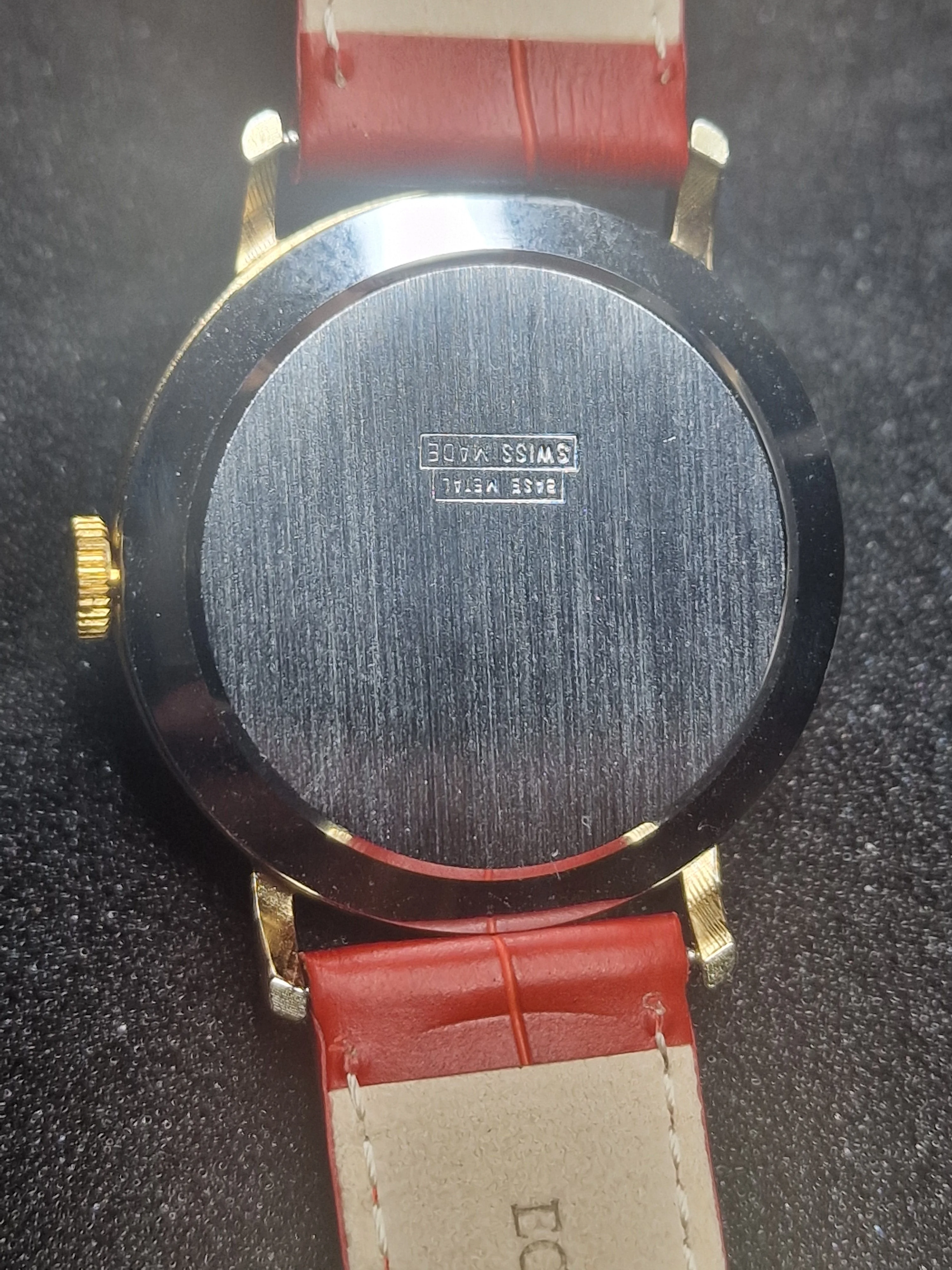 Rare Vintage Hand-Wound Watch from the 70s – Minimalist Design with Red Strap 4