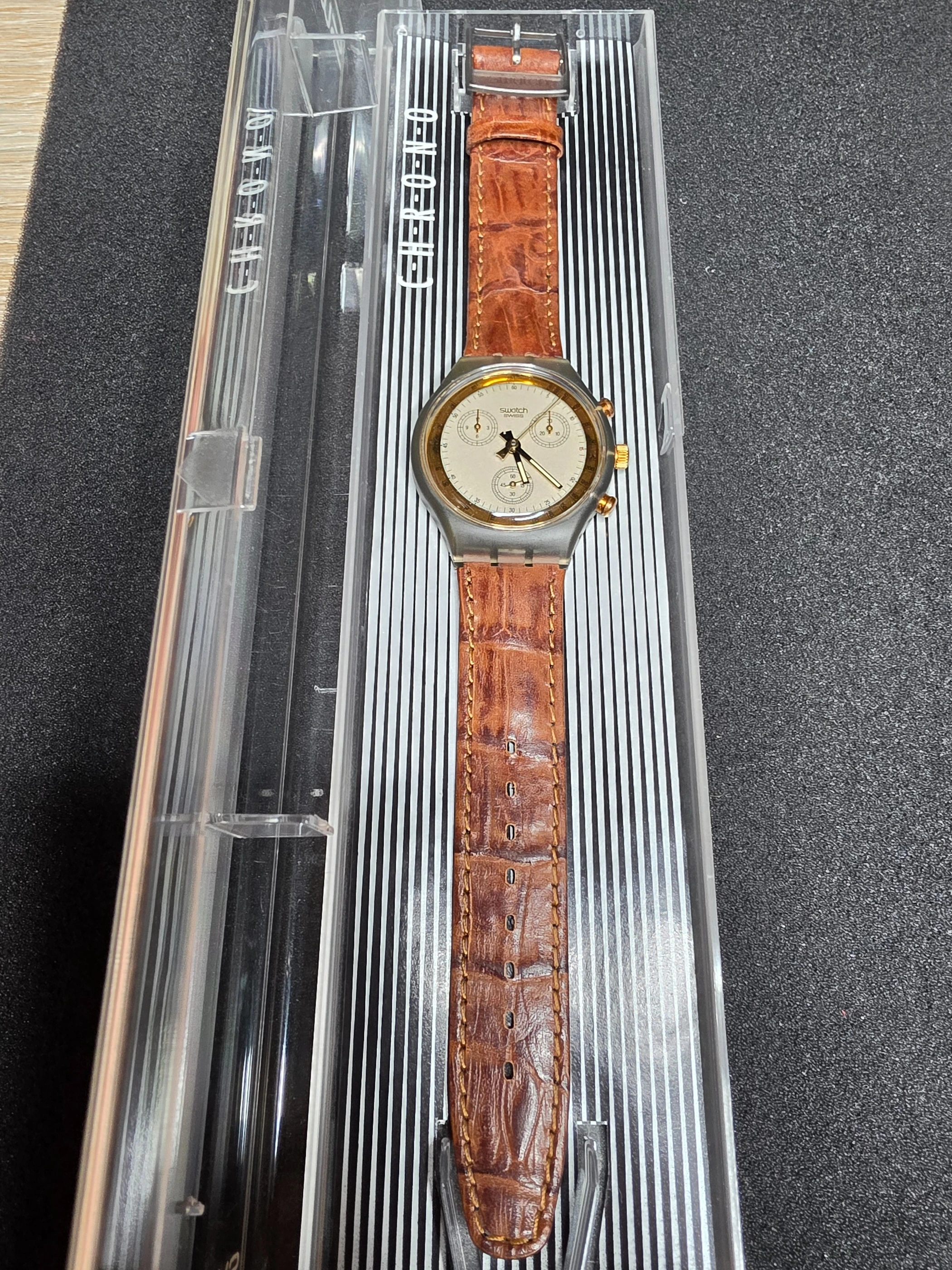 Swatch Chrono Goldfingers SCM100 – 1993 – Unworn – Gold Dial – view 2