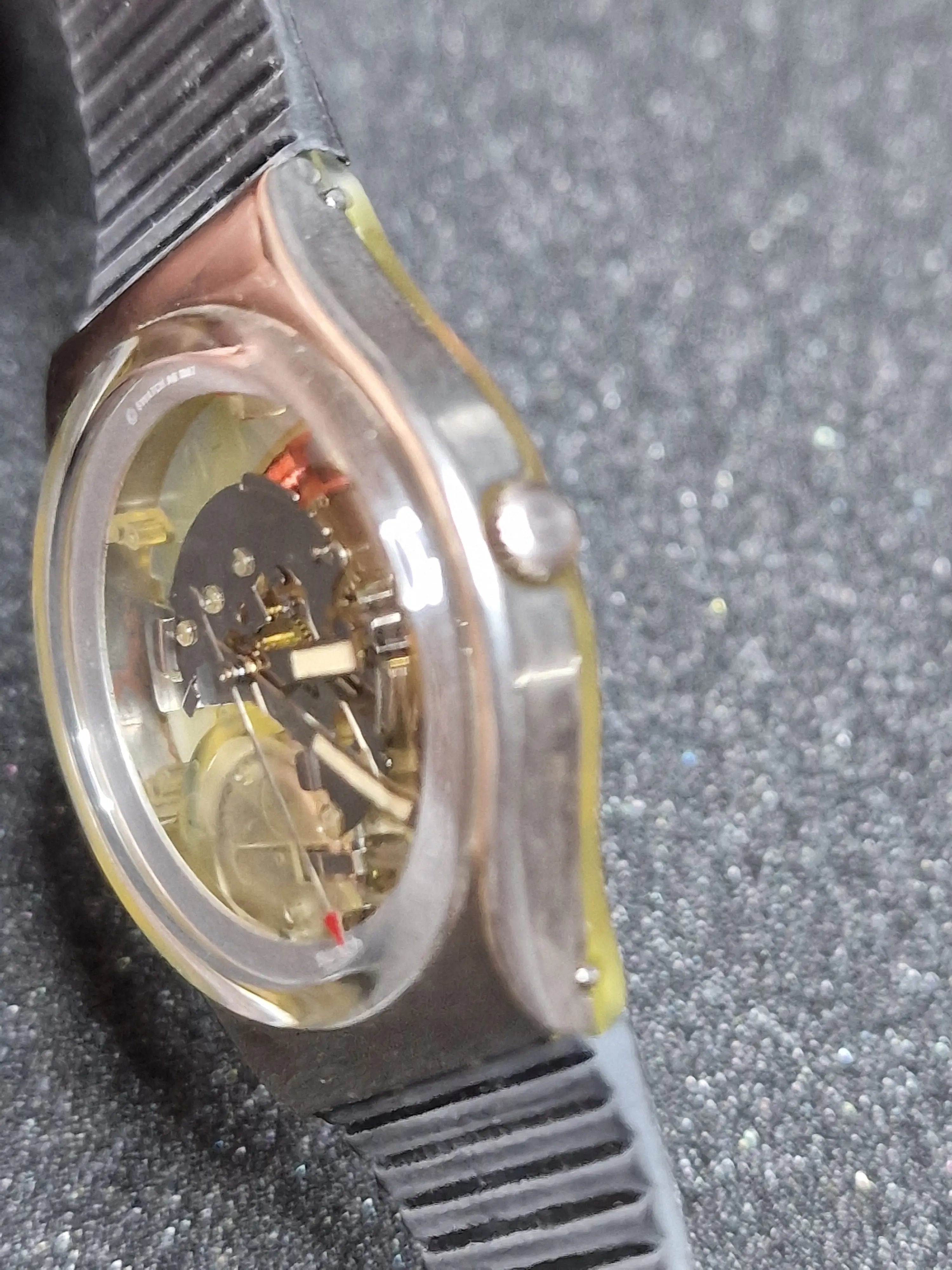 Swatch GX101 “Heartbreak” (1988) – Transparent Skeleton Classic 5