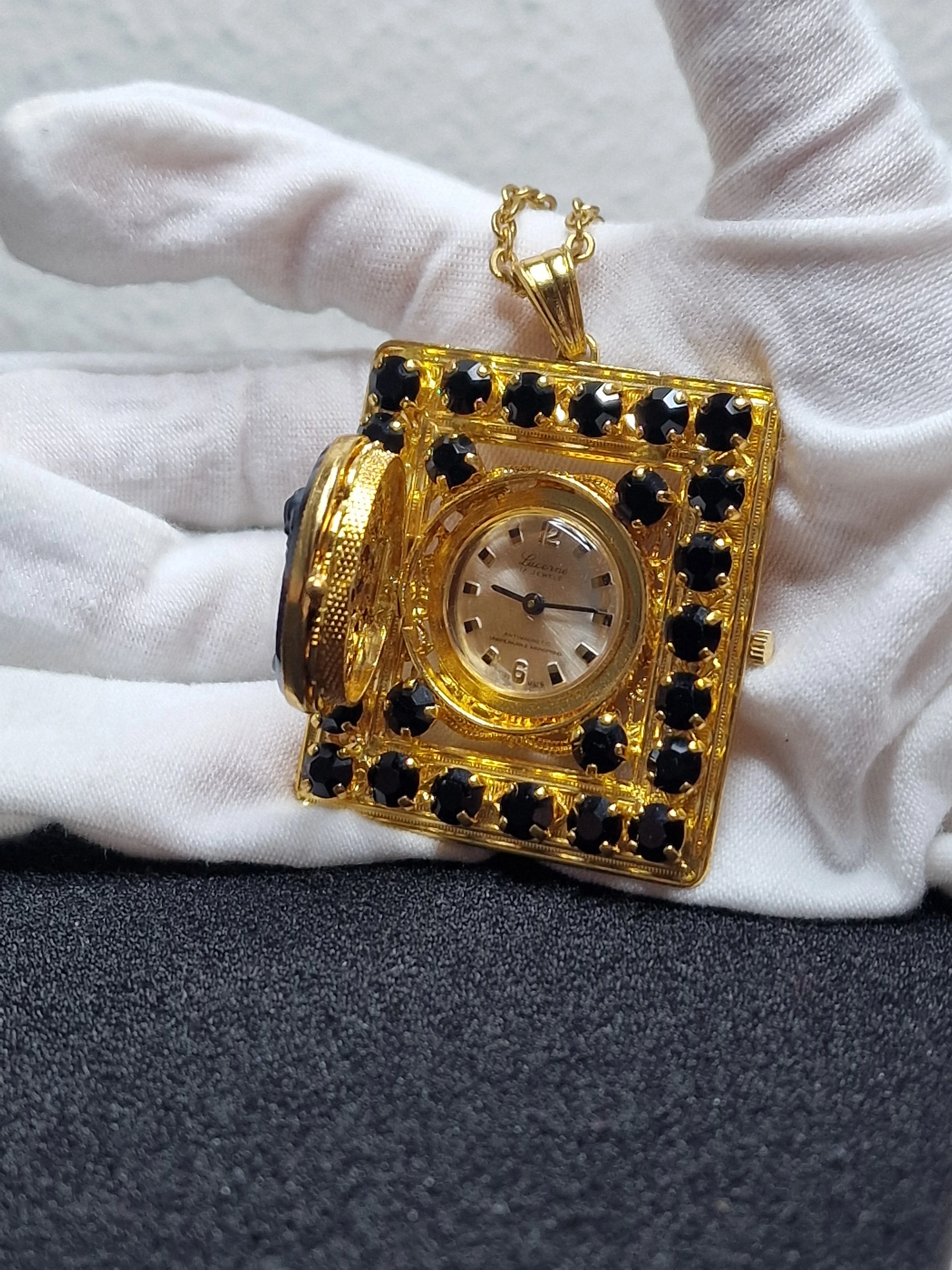 Unworn Vintage Chain Watch – Swiss Made, Hand-Wound, 60s/70s, New Old Stock 8