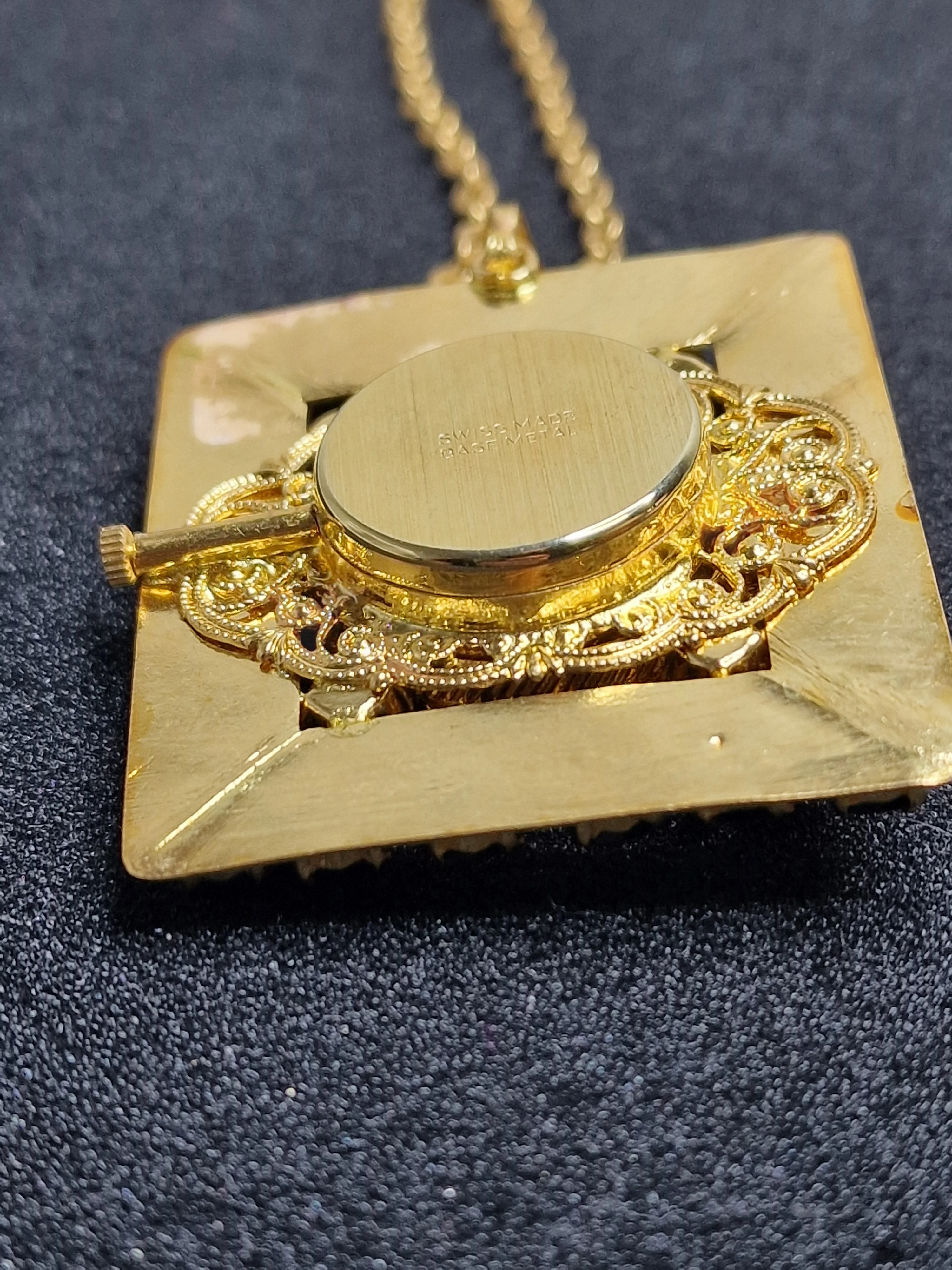 Unworn Vintage Chain Watch – Swiss Made, Hand-Wound, 60s/70s, New Old Stock 12