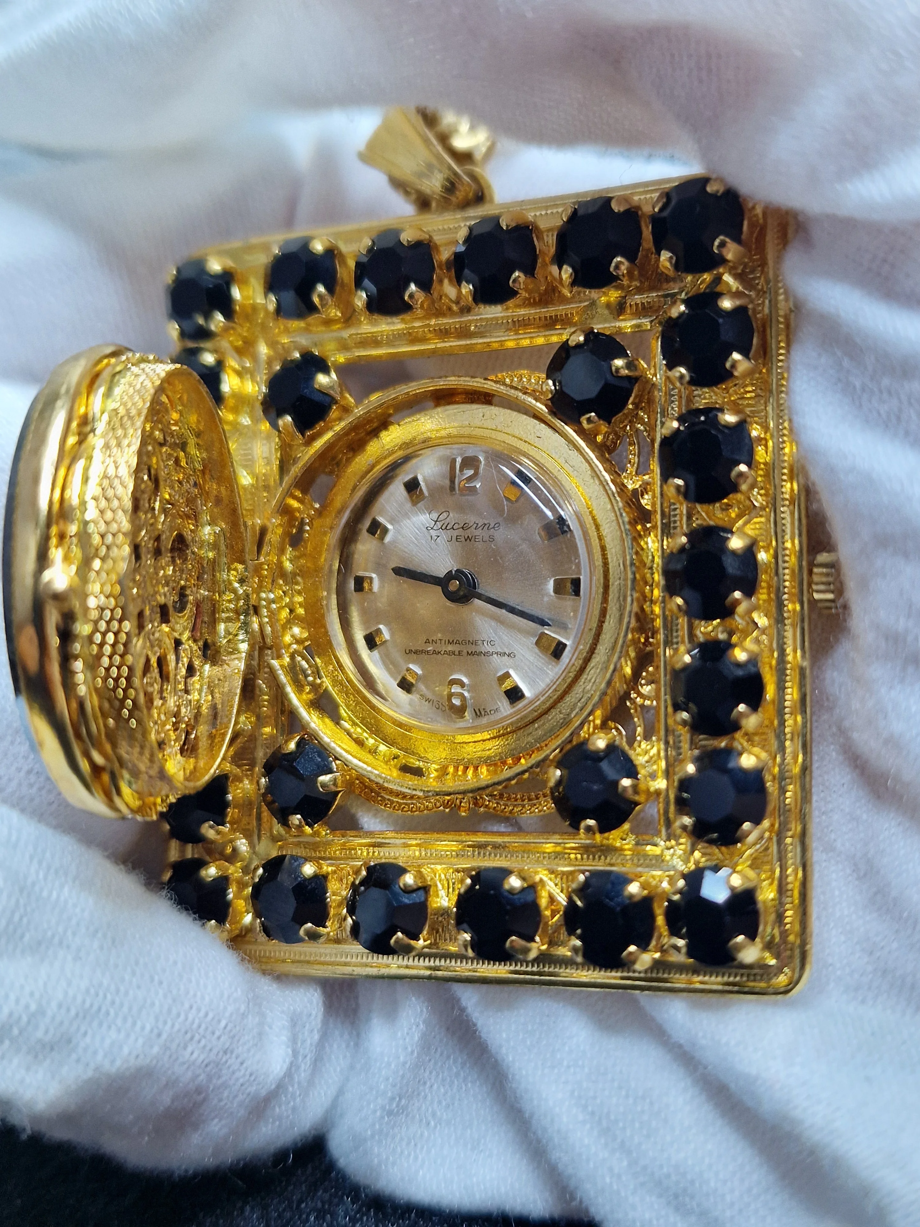 Unworn Vintage Chain Watch – Swiss Made, Hand-Wound, 60s/70s, New Old Stock 17