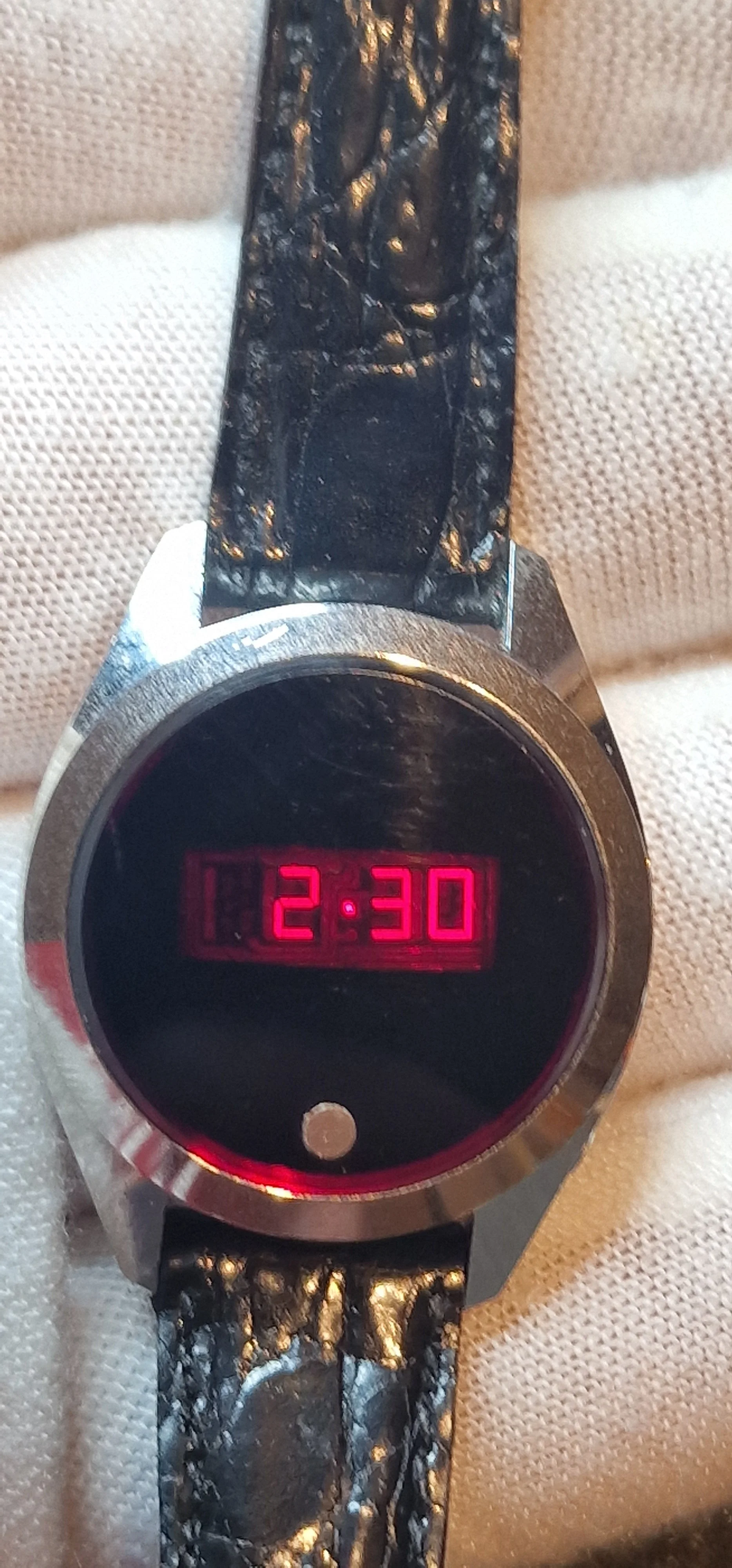 Vintage LED Women’s Watch – Red Display, 1960s/1970s, 25mm, Old Stock 3