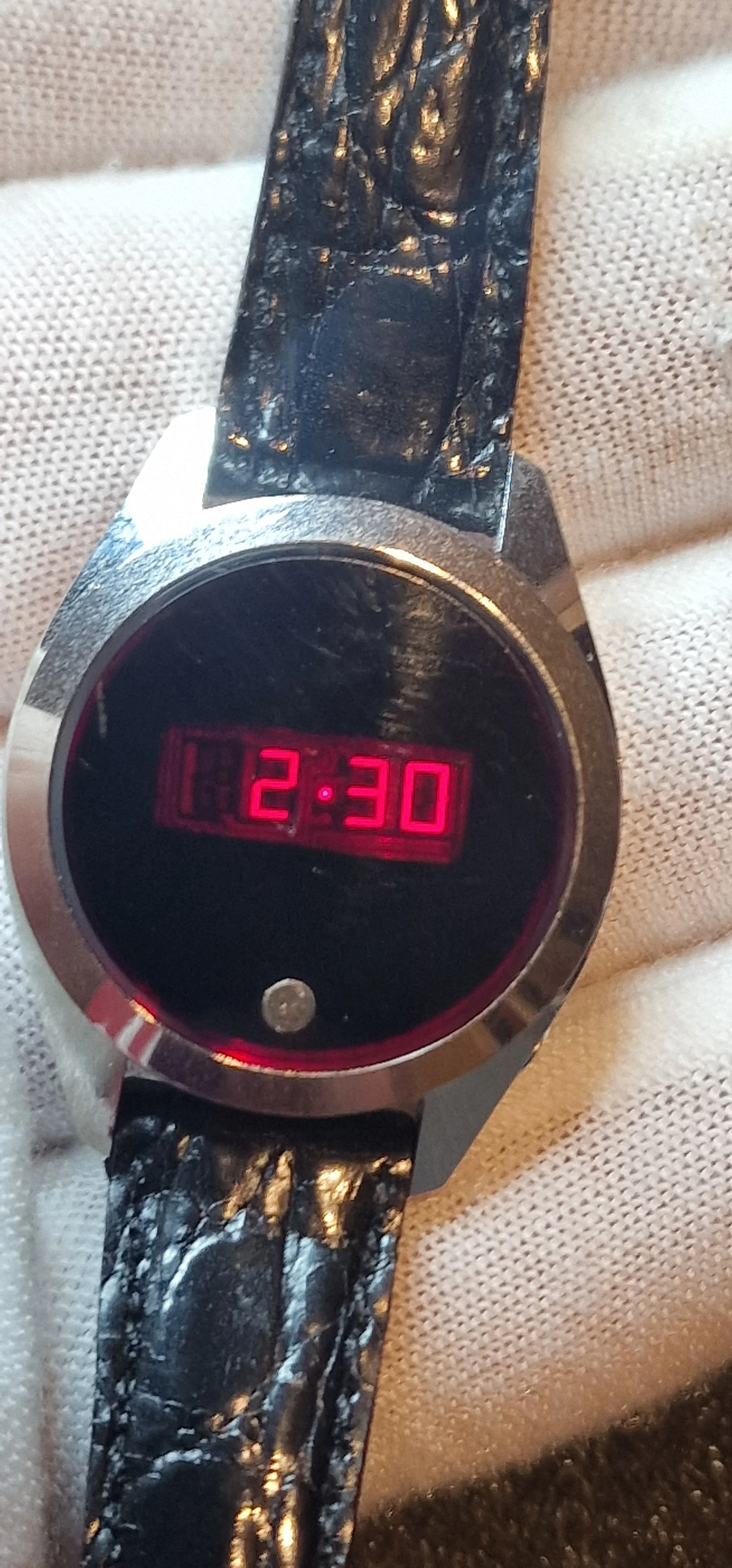 Vintage LED Women’s Watch – Red Display, 1960s/1970s, 25mm, Old Stock 4