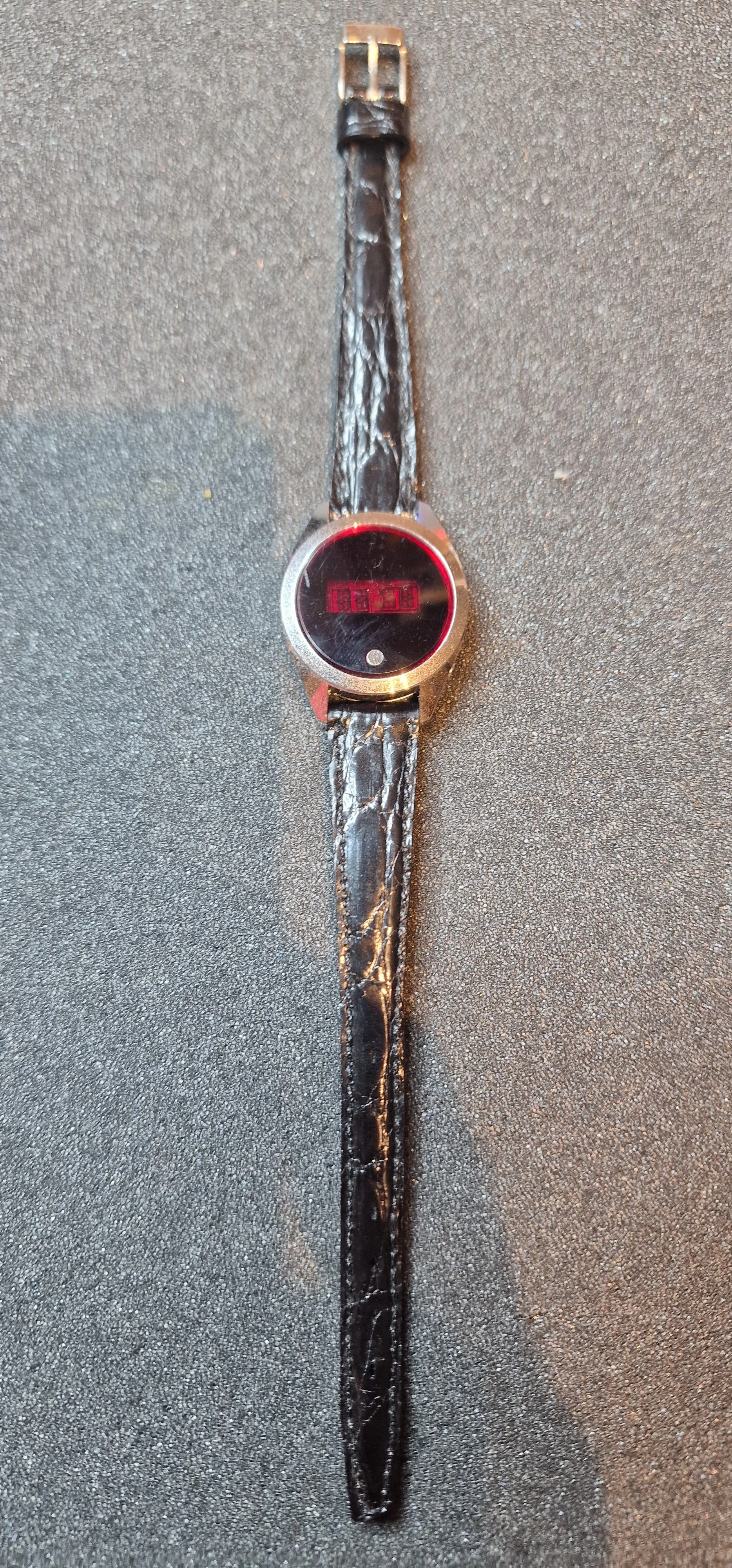 Vintage LED Women’s Watch – Red Display, 1960s/1970s, 25mm, Old Stock 9